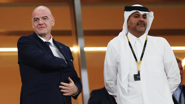 Presiden FIFA, Gianni Infantino (kiri) bersama Perdana Menteri Qatar, Khalid bin Khalifa bin Abdulaziz saat menyaksikan salah satu pertandingan Piala Dunia 2022 (Foto:  REUTERS/Pedro Nunes). Copyright: © REUTERS/Pedro Nunes
