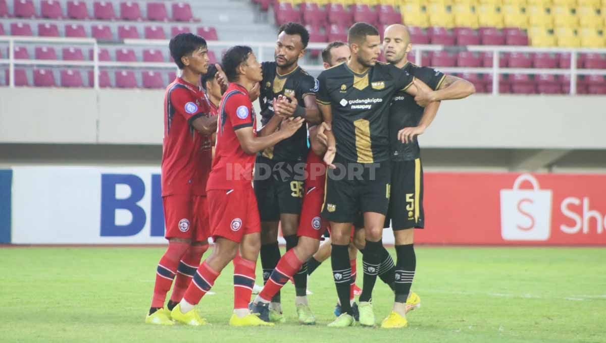 Pertandingan Arema FC melawan Dewa United. (Foto: Nofik Lukman Hakim/INDOSPORT) Copyright: © Nofik Lukman Hakim/INDOSPORT