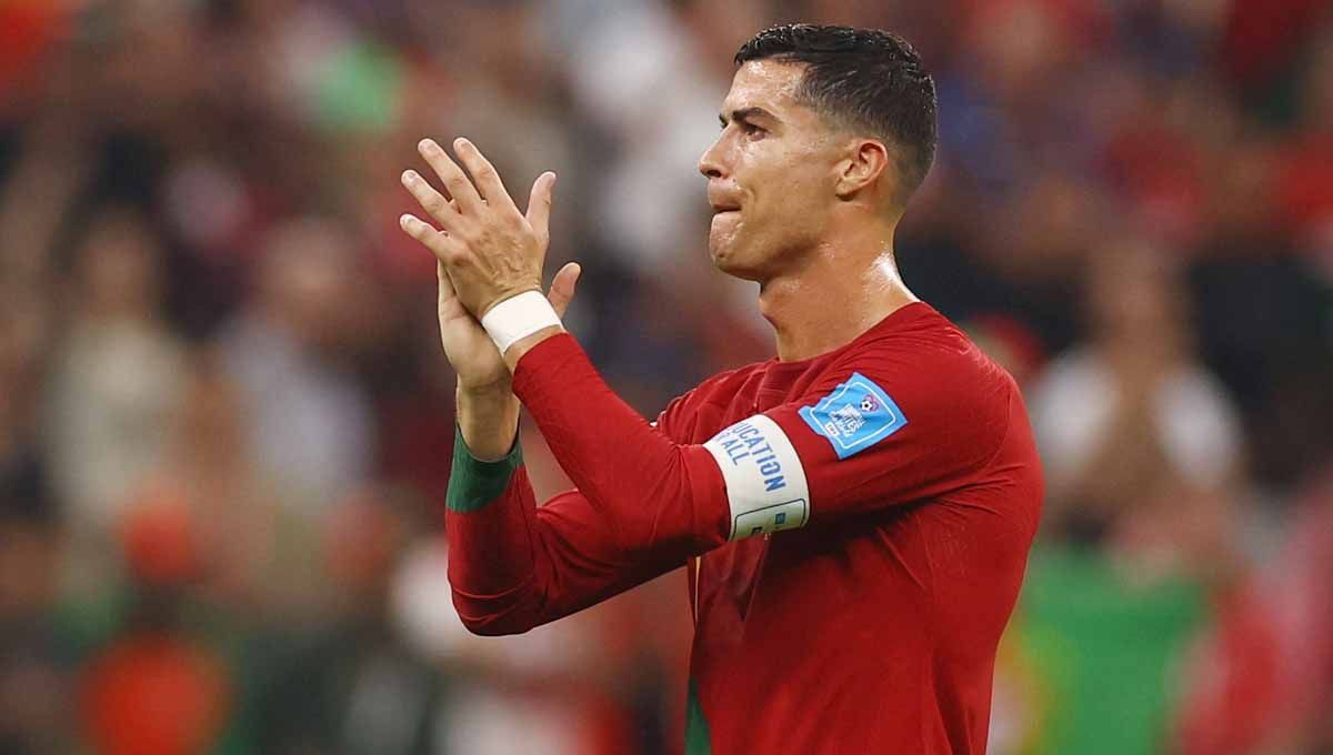 Pelatih Real Madrid, Carlo Ancelotti, berkilah soal megabintang Portugal, Cristiano Ronaldo yang belakangan jadi buah bibir karena kelakukannya di media. Copyright: © REUTERS/Kai Pfaffenbach