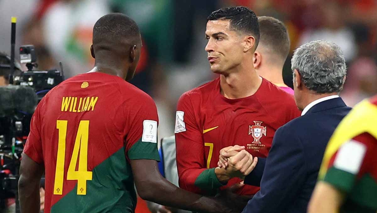 Cristiano Ronaldo berjabat tangan dengan pelatih Fernando Santos usai pertandingan di Piala Dunia Qatar 2022. (Foto: REUTERS/Carl Recine) Copyright: © REUTERS/Carl Recine