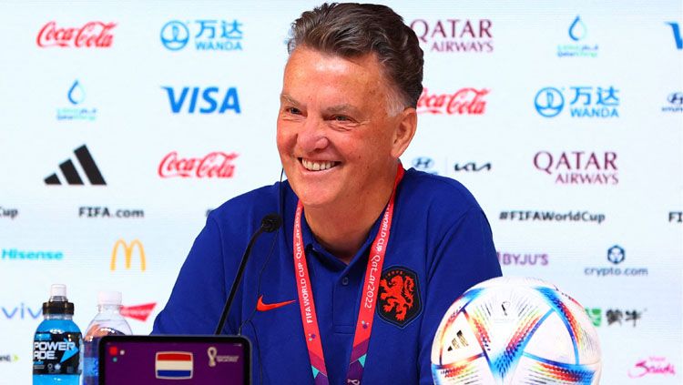 Pelatih Timnas Belanda, Louis van Gaal dalam konfrensi pers di Piala Dunia 2022 (Foto: REUTERS/Gareth Bumstead). Copyright: © REUTERS/Gareth Bumstead