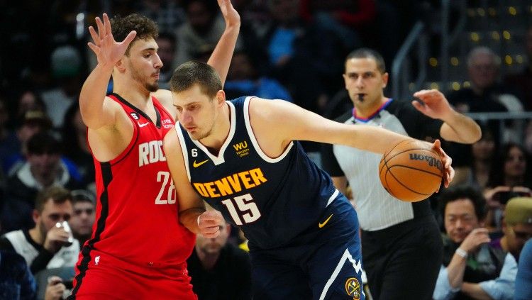 Alperen Sengun (kiri) berduel dengan Nikola Jokic di laga Denver Nuggets vs Houston Rockets (29/11/22). (Foto: Reuters/Ron Chenoy-USA TODAY Sports) Copyright: © Reuters/Ron Chenoy-USA TODAY Sports