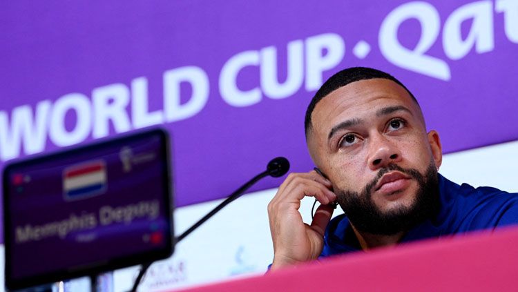 Pemain Timnas Belanda, Memphis Depay dalam konfrensi pers jelang lawan Argentina di Perempatfinal Piala Dunia 2022 (Foto:  REUTERS/Annegret Hilse). Copyright: © REUTERS/Annegret Hilse