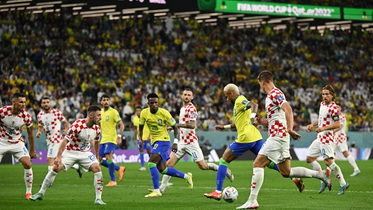 Pertandingan Perempatfinal Piala Dunia 2022 antara Kroasia vs Brasil berlangsung dengan sengit (Foto:  REUTERS/Dylan Martinez). Copyright: © REUTERS/Dylan Martinez