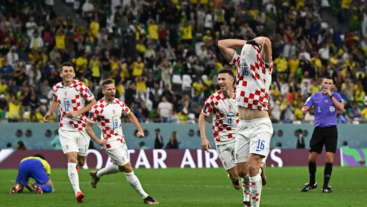 Selebrasi pemain Kroasia, Bruno Petkovic (kanan) usai jebol gawang Brasil di Perempatfinal Piala Dunia 2022 (Foto: REUTERS/Dylan Martinez). Copyright: © REUTERS/Dylan Martinez