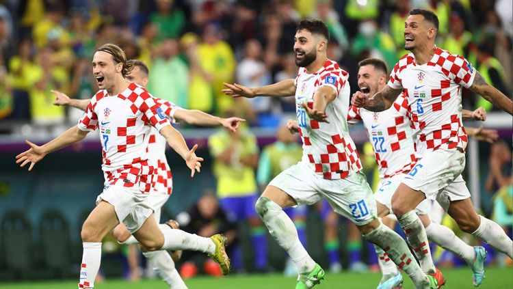 Selebrasi para pemain Timnas Kroasia usai menang atas Timnas Brasil di Babak Perempatfinal Piala Dunia 2022 (Foto: REUTERS/Hannah Mckay). Copyright: © REUTERS/Hannah Mckay