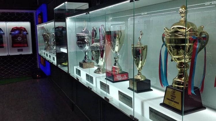 Pemandangan Hall of Fame ASIOP FC berisikan trofi-trofi sepanjang sejarah klub. Copyright: © Indra Citra Sena/INDOSPORT