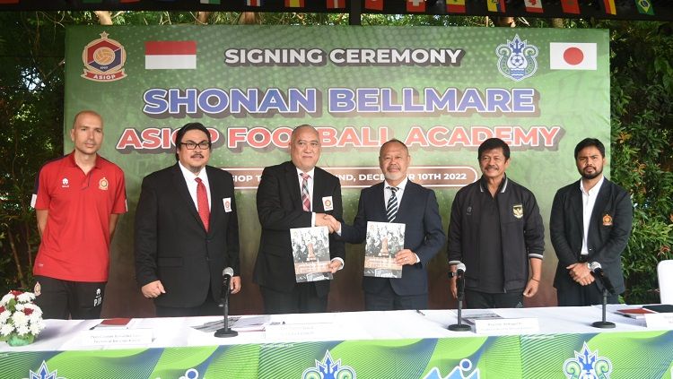 ASIOP menjalin kerja sama strategis dengan klub elite Jepang, Shonan Bellmare. Copyright: © Media ASIOP FC