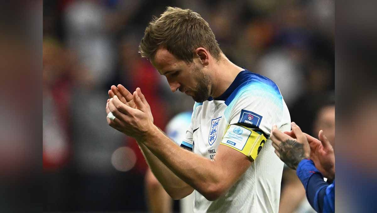 Harry Kane terlihat sedih setelah pertandingan usai Inggris tersingkir dari Piala Dunia Qatar 2022. (Foto: REUTERS/Dylan Martinez) Copyright: © REUTERS/Dylan Martinez