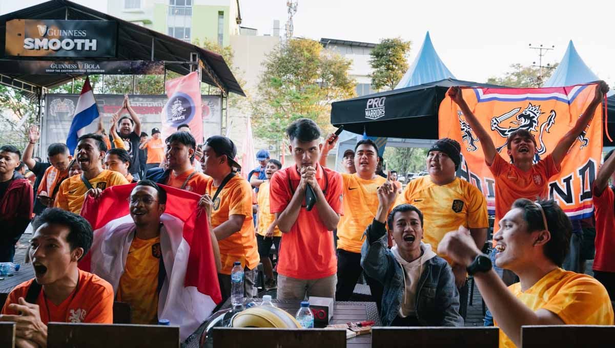 Federasi sepak bola Kerajaan Belanda, KNVB melanjutkan perjalanan mereka di Indonesia untuk merangkul dan mengakui para penggemar Timnas Belanda di kota Manado. Copyright: © KNVB