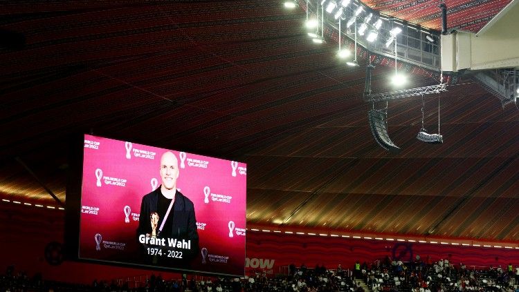 Penghormatan diberikan kepada Grant Wahl di laga Inggris vs Prancis (11/12/22), jurnalis Amerika Serikat yang meninggal secara mendadak di ajang Piala Dunia 2022. (Foto: REUTERS/Lee Smith) Copyright: © REUTERS/Lee Smith