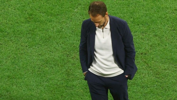 Gareth Southgate tertunduk lesu di laga Piala Dunia 2022 Inggris vs Prancis (11/12/22). (Foto: REUTERS/Lee Smith) Copyright: © REUTERS/Lee Smith