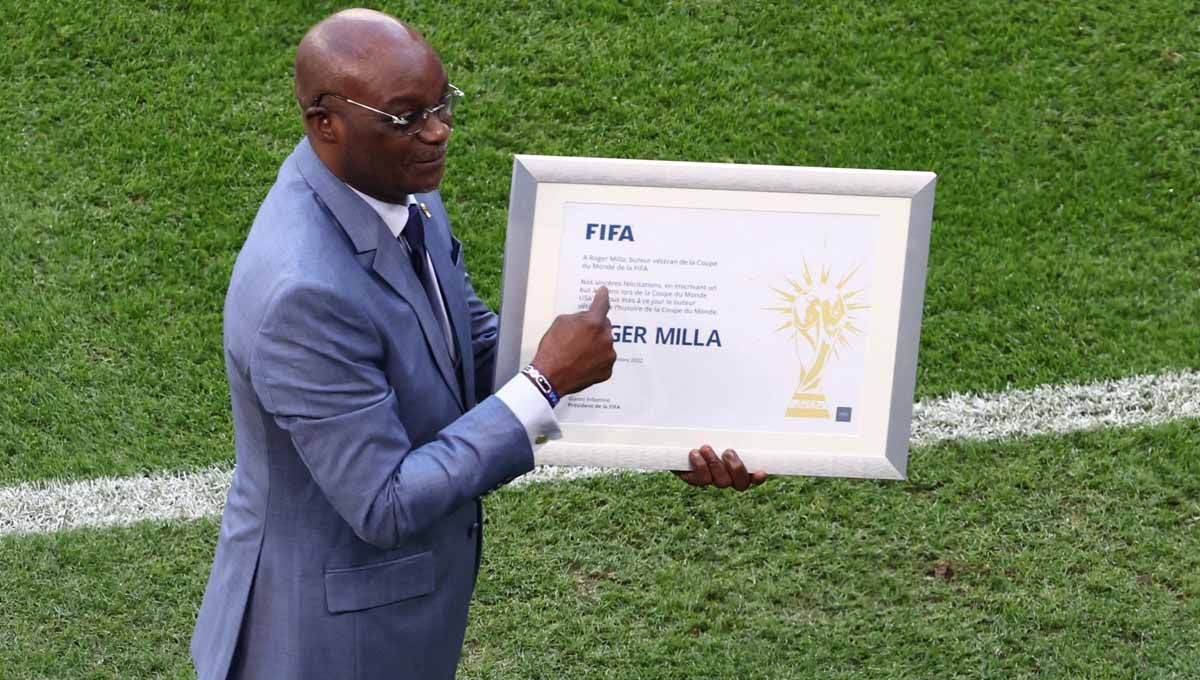 Roger Milla pernah berjaya bersama Timnas Kamerun di Piala Dunia. Foto: REUTERS/Marko Djurica. Copyright: © REUTERS/Marko Djurica