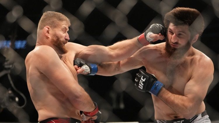 Jan Blachowicz (kiri) bertarung dengan Magomed Ankalaev (kanan) di UFC 282. Foto: Stephen R. Sylvanie-USA TODAY Sports via Reuters. Copyright: © Stephen R. Sylvanie-USA TODAY Sports via Reuters