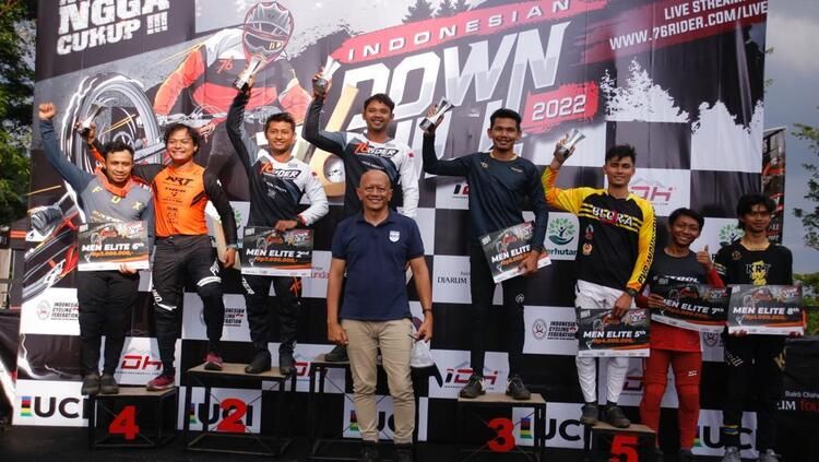 Sukses menjuarai 76 Indonesian Downhill 2022, Minggu (11/12/22), Mohammad Abdul Hakim mempertahankan posisinya di 100 besar rider terbaik dunia. Copyright: © Megapro