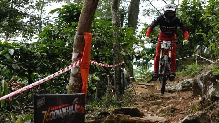 Peserta 76 Indonesian Downhill 2022 menjajal trek Ternadi Bike Park. Copyright: © Megapro