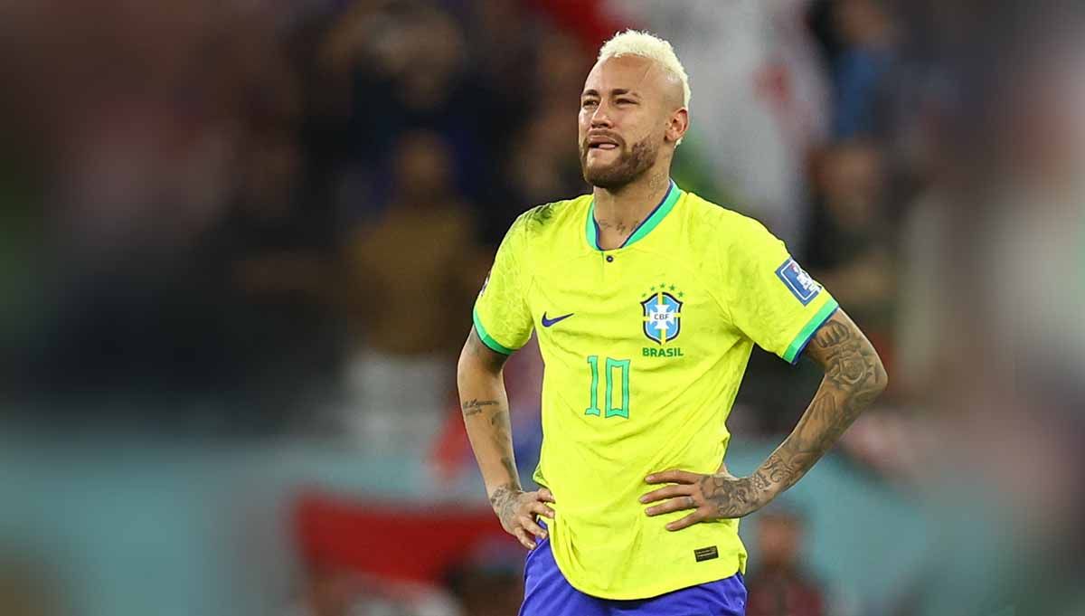 Neymar dari Brasil terlihat sedih setelah kalah dalam adu penalti di Piala Dunia Qatar 2022. (Foto: REUTERS/Hannah Mckay) Copyright: © REUTERS/Hannah Mckay