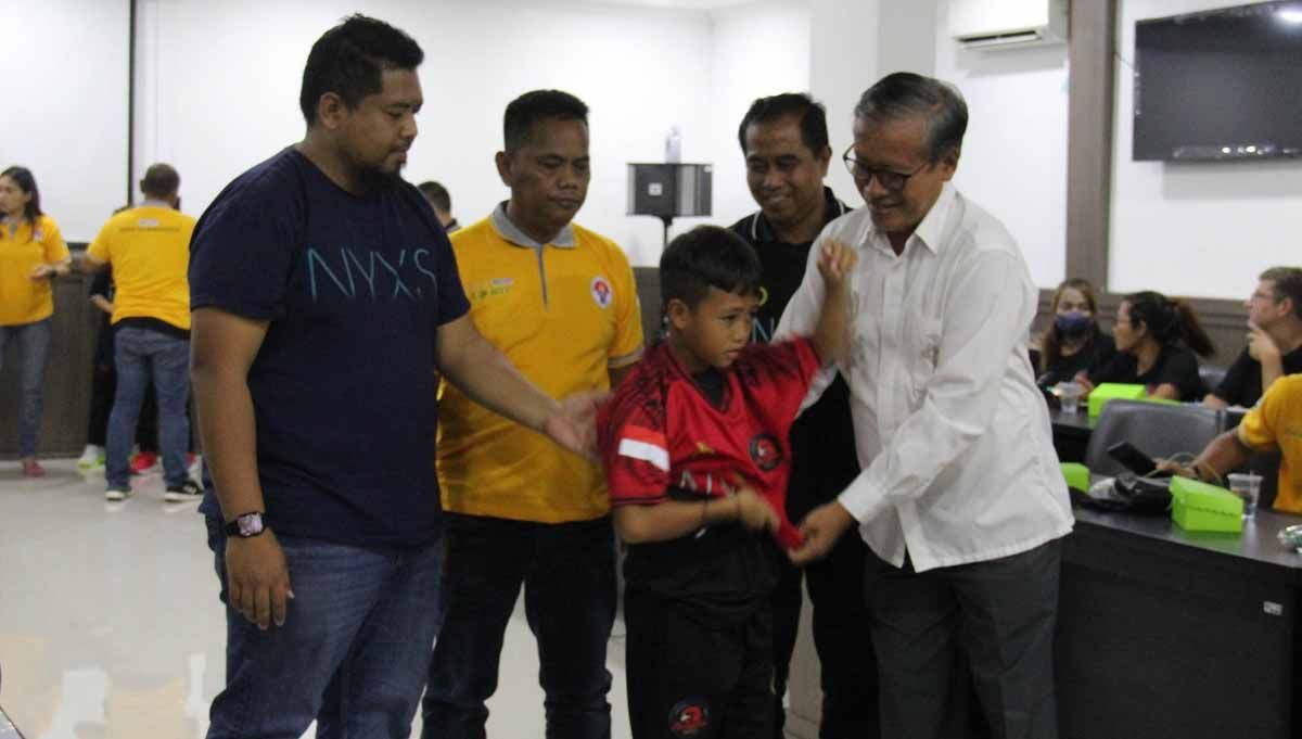 Deputi Bidang Pembudayaan Olahraga Kemenpora, Raden Isnanta (kanan) secara langsung melepas Dream Team NYXS ke Spanyol. (Foto: NYXS Indonesia) Copyright: © NYXS Indonesia