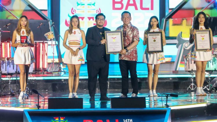 Penyerahan Rekor MURI kepada Ketua Harian PBESI, Bambang Sunarwibowo di sela-sela penutupan acara. Copyright: © PB Esports Indonesia