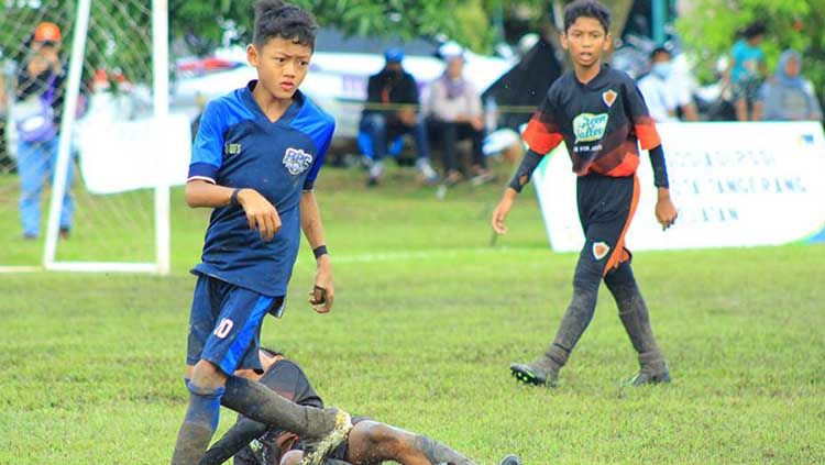 Abdiel Muhammad Belva Hadillah, menjadi wakil dari Akademi Persib Cimahi, yang bergabung tim NYXS Dream Team Indonesia untuk mengikuti turnamen kelompok usia U-12, Tic Tac Cup 2022 di Barcelona. Copyright: © Dokumentasi Akademi Persib Cimahi