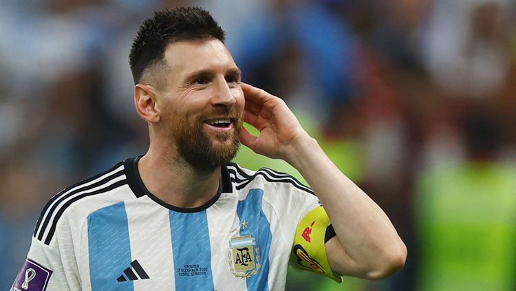 Kapten Timnas Argentina, Lionel Messi tersenyum lebar usai membawa timnya ke final Piala Dunia 2022 (Foto: REUTERS/Molly Darlington). Copyright: © REUTERS/Molly Darlington
