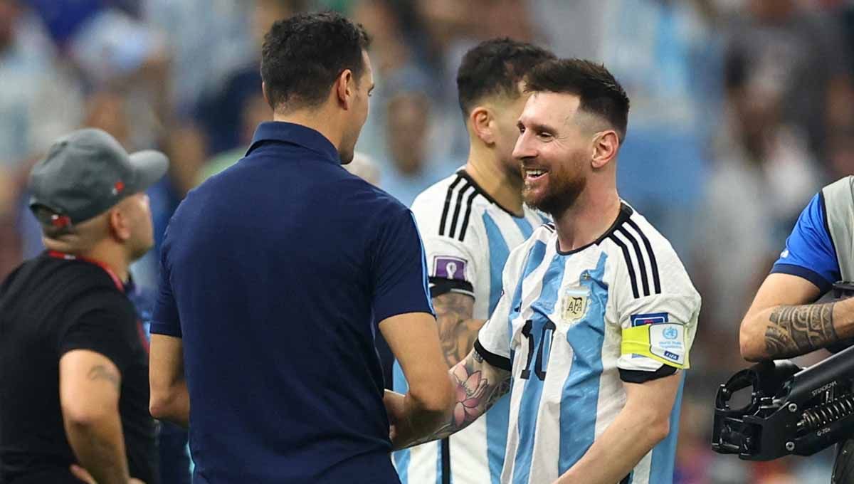 Lionel Messi dan pelatih Argentina Lionel Scaloni merayakan kemenangan usai pertandingan saat Argentina melaju ke final. (Foto: REUTERS/Carl Recine) Copyright: © REUTERS/Carl Recine