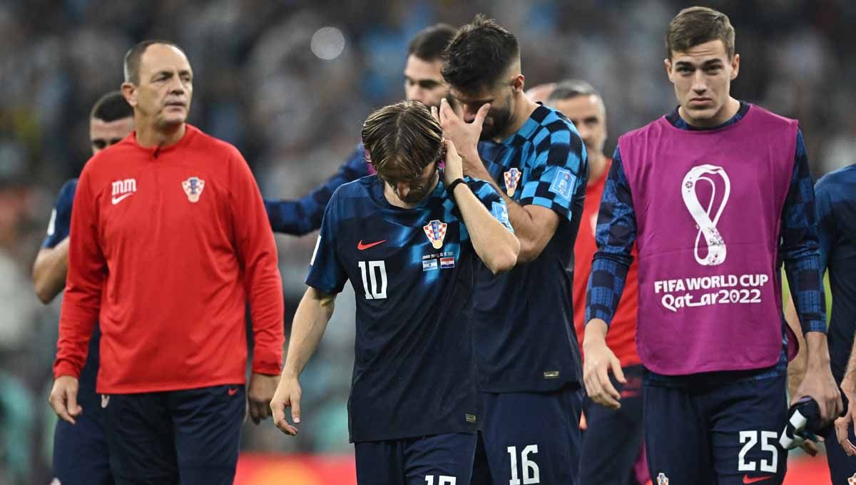 Luka Modric bersama teman setimnya terlihat sedih setelah usai Kroasia tersingkir dari Piala Dunia Qatar 2022. (Foto: REUTERS/Dylan Martinez) Copyright: © REUTERS/Dylan Martinez