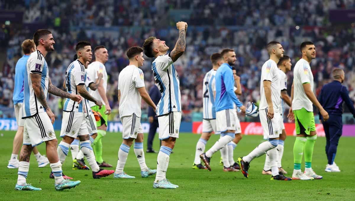 Selebrasi pemain Argentina, Lisandro Martinez bersama rekan setimnya merayakan kemenangan saat Argentina melaju ke final Piala Dunie Qatar 2022. (Foto: REUTERS/Kai Pfaffenbach) Copyright: © REUTERS/Kai Pfaffenbach