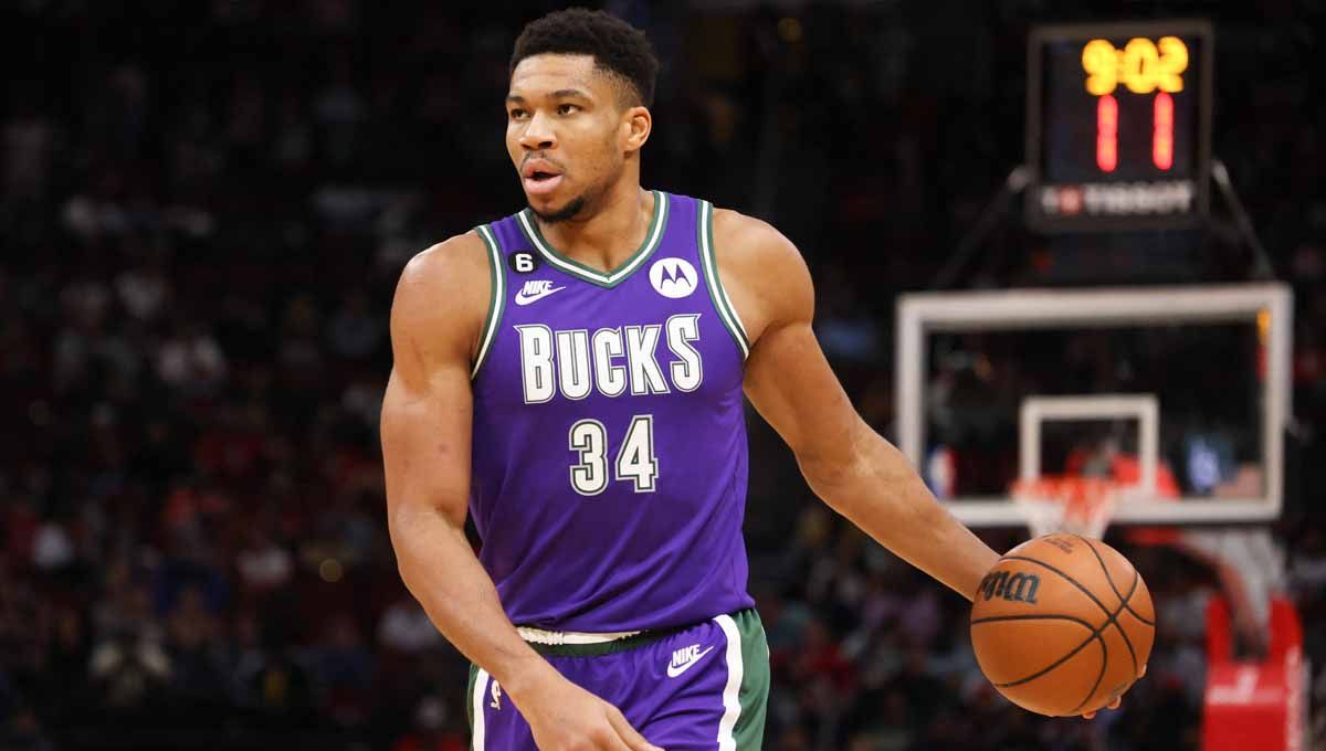 Rekap hasil NBA hari ini, Rabu (14/12/2022), yang mana Milwaukee Bucks pecundangi Golden State Warriors dan Boston Celtics remukkan Los Angeles Lakers. Copyright: © REUTERS/Thomas B. Shea