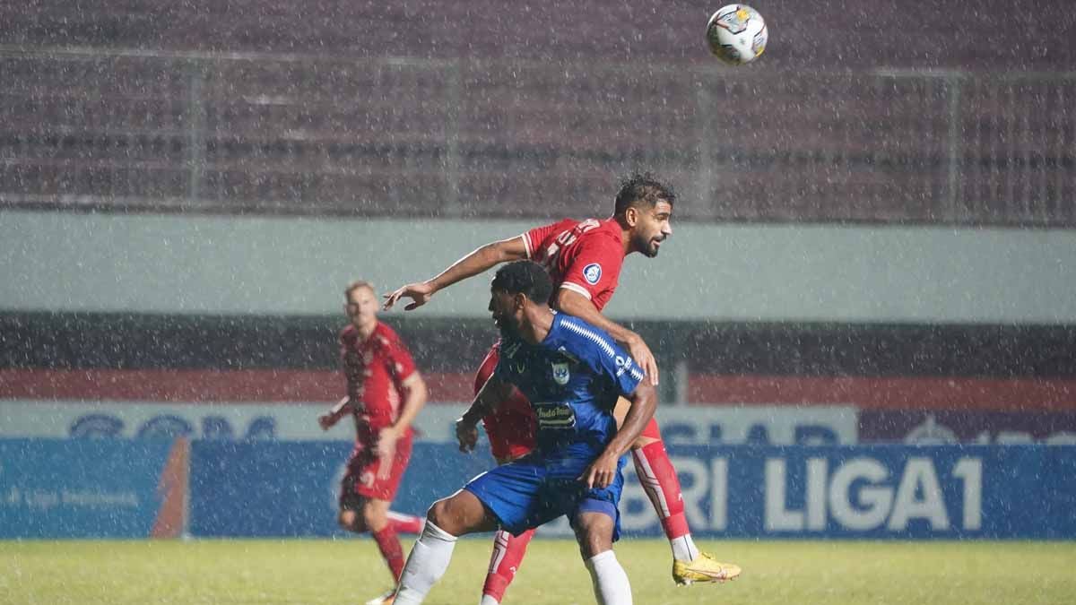 Duel antara Alie Sesay dan Abdulla Yusuf Helal pada laga Liga 1 antara PSIS Semarang vs Persija Jakarta, Selasa (13/12/22). Copyright: © Media Persija