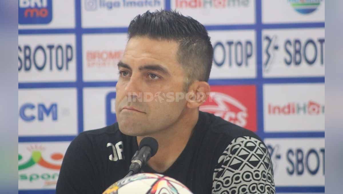 Pelatih Arema FC, Javier Roca, pasang badan usai timnya dikalahkan PSIS Semarang 0-1 pada lanjutan pekan ke-19 Liga 1, (21/01/23). Copyright: © Nofik Lukman Hakim/INDOSPORT