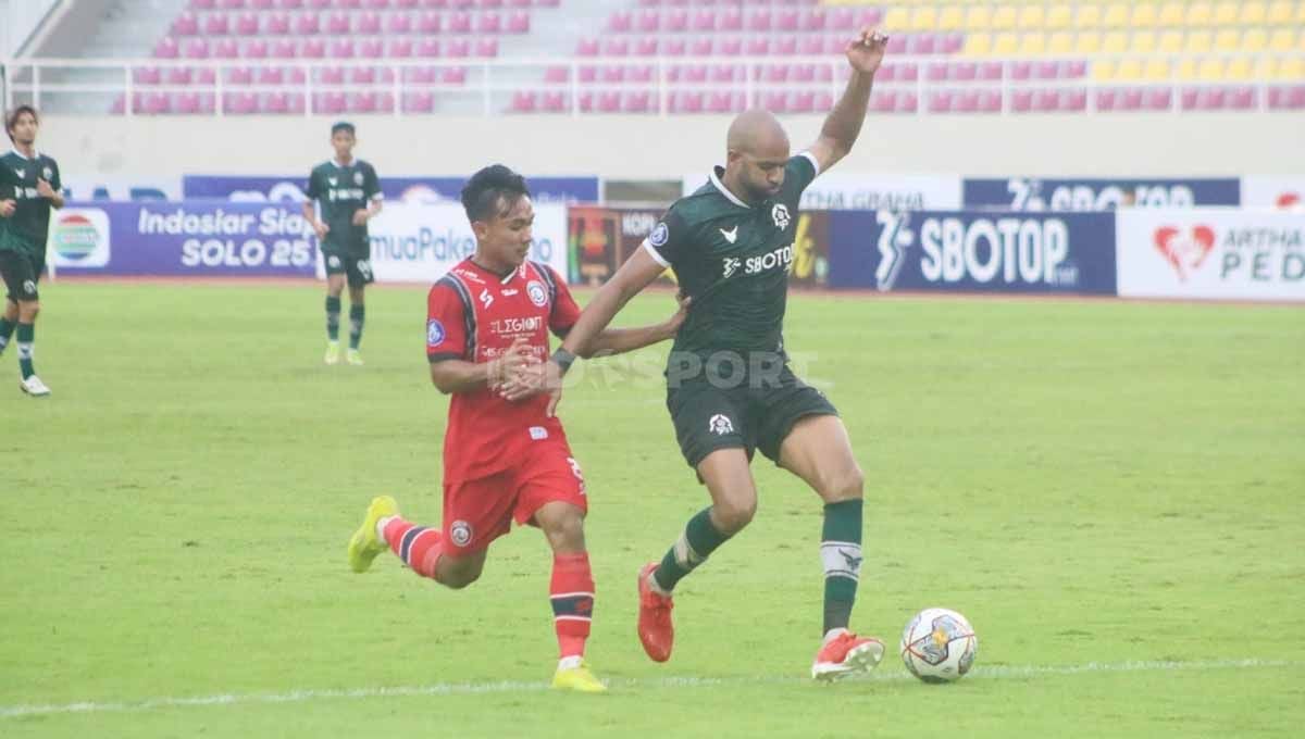 Gelandang Arema FC, Arkhan Fikri berusaha merebut bola yang dikuasai Lucas Gama. Copyright: © Nofik Lukman Hakim/INDOSPORT
