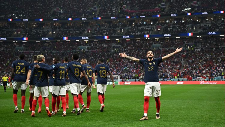 Selebrasi Theo Hernandez saat unggulkan Prancis atas Maroko di babak pertama dalam laga Semifinal Piala Dunia 2022 Foto: REUTERS/Dylan Martinez). Copyright: © REUTERS/Dylan Martinez