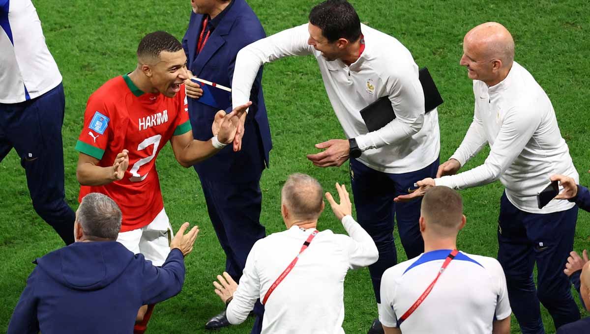 Kylian Mbappe berselebrasi dengan memakai jersey pemain Maroko Achraf Hakimi. (Foto: REUTERS/Hannah Mckay) Copyright: © REUTERS/Hannah Mckay