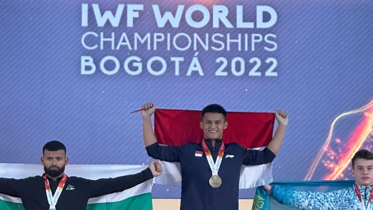Lifter nasional Rizki Juniansyah tampil gemilang di ajang Internasional Weightlifting Federation (IWF) World Championship 2022. Copyright: © PORBIN