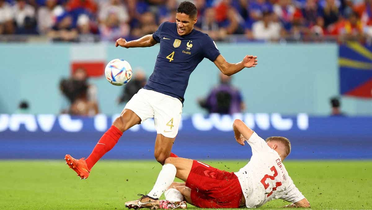 Aksi pemain Prancis Raphael Varane di laga Piala Dunia 2022 antara Prancis vs Denmark (15/12/22). (Foto: REUTERS/Hannah Mckay) Copyright: © REUTERS/Hannah Mckay