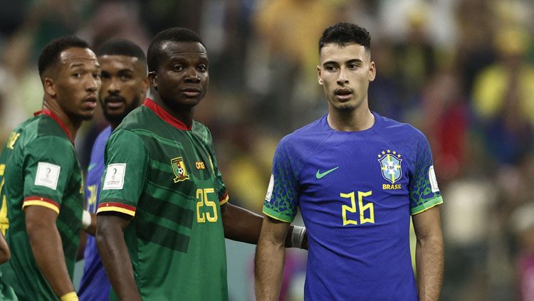 Pemain Brasil, Gabriel Martinelli (kanan) saat melawan Kamerun di pertandingan terakhir Grup G Piala Dunia 2022 (Foto: REUTERS/Benoit Tessier). Copyright: © REUTERS/Benoit Tessier