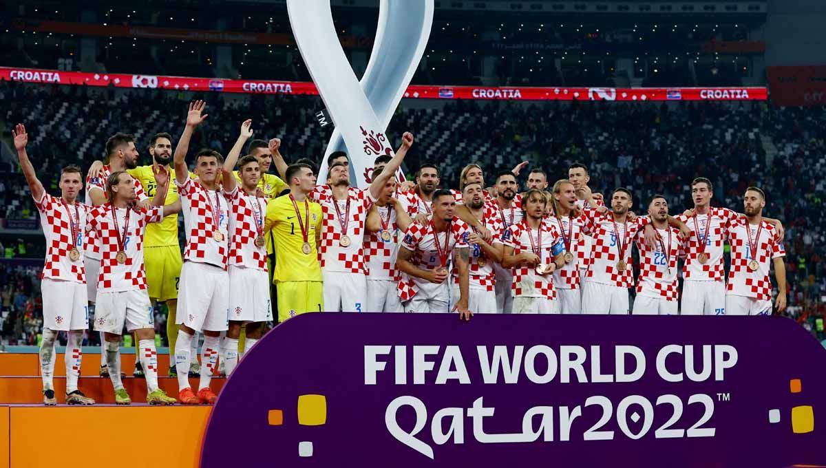 Selebrasi Pemain Kroasia di podium usai raih peringkat ketiga Piala Dunia Qatar 2022. (Foto: REUTERS/Lee Smith) Copyright: © REUTERS/Lee Smith