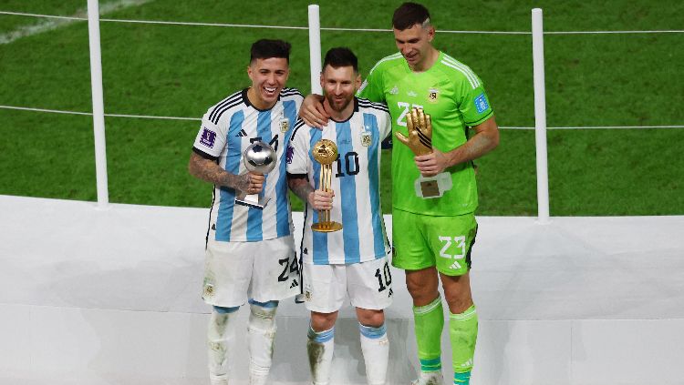 Pemain Argentina Lionel Messi, Enzo Fernandez dan Emiliano Martinez mendapat penghargaan di Piala Dunia 2022 REUTERS-Paul Childs Copyright: © REUTERS-Paul Childs