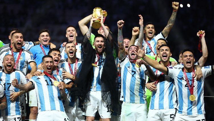 Lionel Messi dari Argentina mengangkat trofi Piala Dunia 2022 bersama rekan satu timnya REUTERS-Kai Pfaffenbach Copyright: © REUTERS-Kai Pfaffenbach