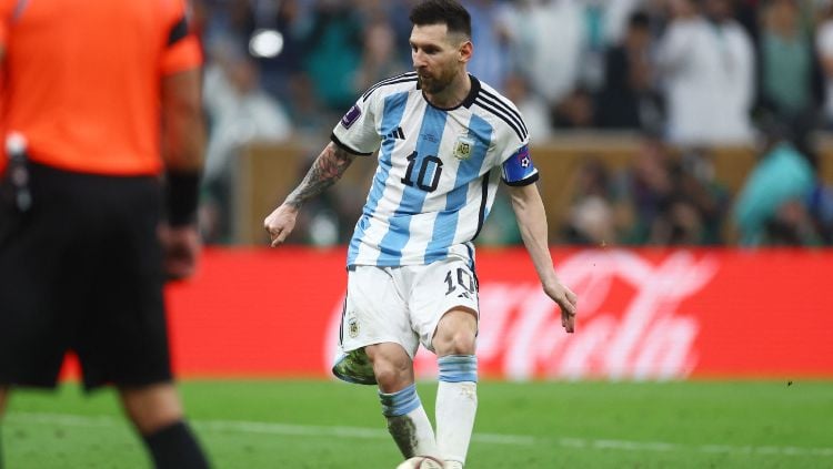 Lionel Messi dari Argentina mencetak gol penalti saat adu penalti di final Piala Dunia 2022 REUTERS-Kai Pfaffenbach Copyright: © REUTERS-Kai Pfaffenbach