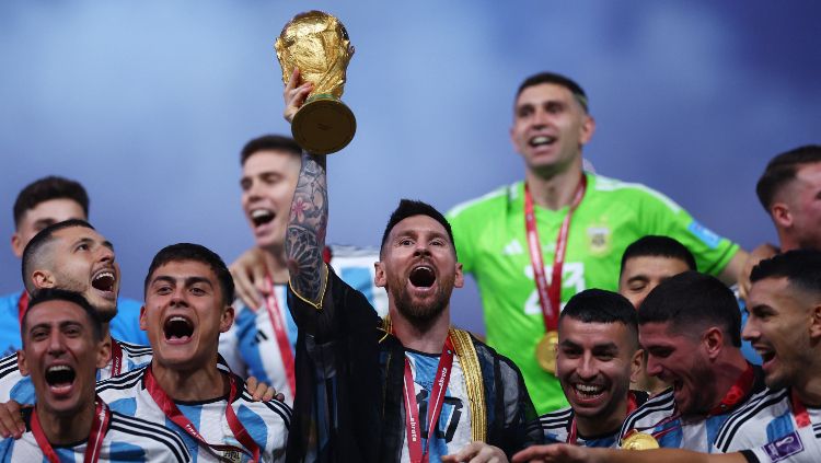 Lionel Messi dari Argentina merayakan trofi Piala Dunia 2022 dengan rekan setimnya REUTERS-Carl Recine Copyright: © REUTERS-Carl Recine