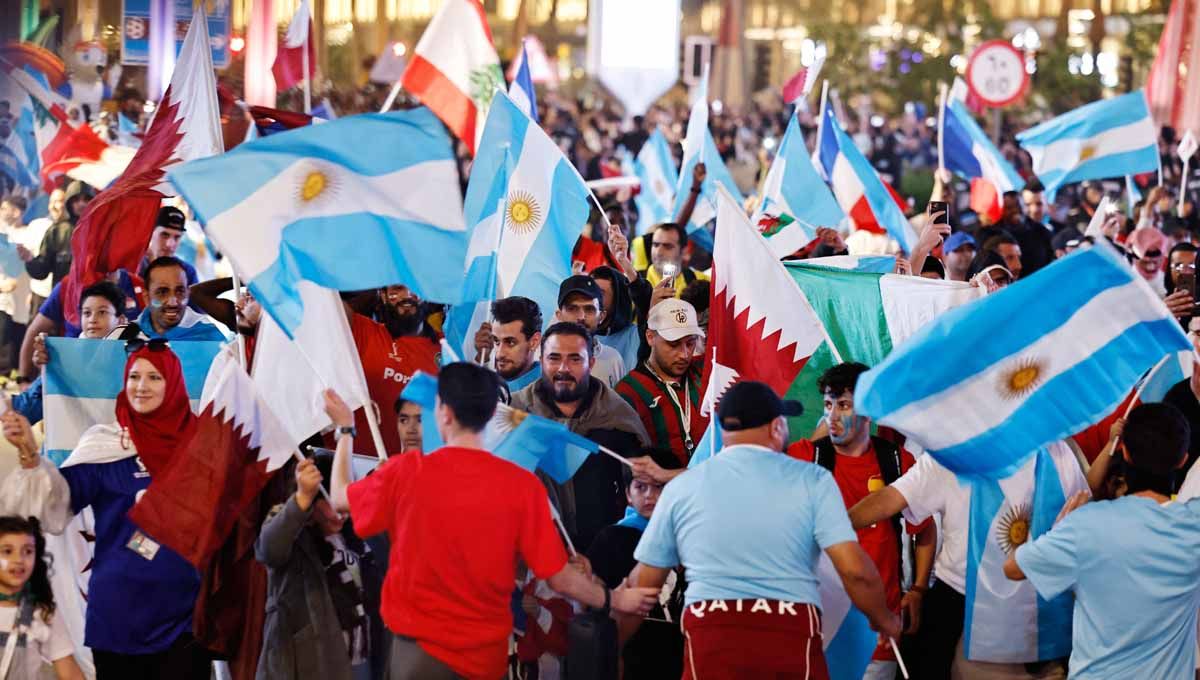 Fans sepak bola Argentina protes dengan lagu Glorious yang jadi soundtrack Piala Dunia U-20 2023. (Foto: REUTERS/Hamad I Mohammed) Copyright: © REUTERS/Hamad I Mohammed