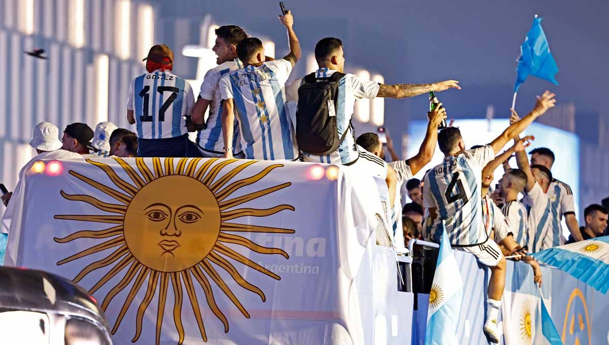 Skuad Timnas Argentina mendapat souvenir atau cindera mata khas nusantara begitu tiba di Bandara Soekarno Hatta, Tangerang, Banten. Copyright: © REUTERS/Hamad I Mohammed