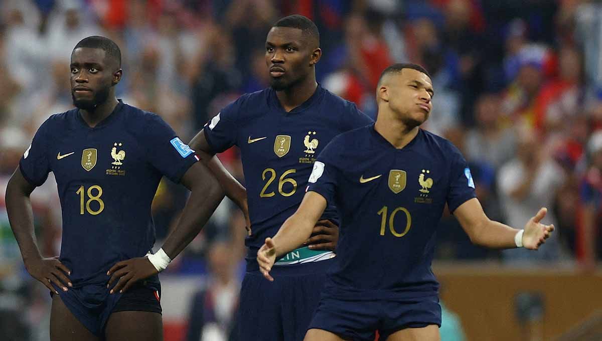Momen pemain Prancis Kylian Mbappe bersama Marcus Thuram dan Dayot Upamecano usai kalah di Piala Dunia Qatar 2022. (Foto: REUTERS/Kai Pfaffenbach) Copyright: © REUTERS/Kai Pfaffenbach