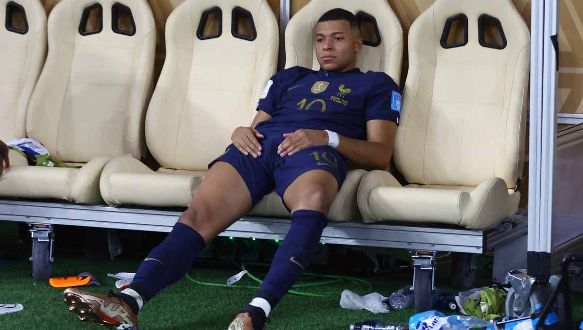 Momen pemain Prancis Kylian Mbappe usai kekalahan di Piala Dunia Qatar 2022. (Foto: REUTERS/Carl Recine) Copyright: © REUTERS/Carl Recine