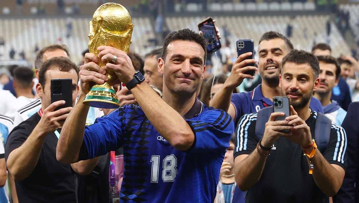 Lionel Scaloni berfoto dengan trofi Piala Dunia 2022 usai bawa Timnas Argentina juara. (Foto: REUTERS/Hannah Mckay) Copyright: © REUTERS/Hannah Mckay