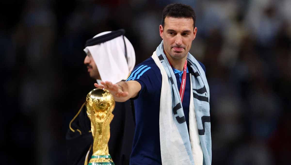 Pelatih Argentina Lionel Scaloni dengan trofi Piala Dunia 2022 usai bawa Timnas Argentina juara. (Foto: REUTERS/Hannah Mckay) Copyright: © REUTERS/Hannah Mckay