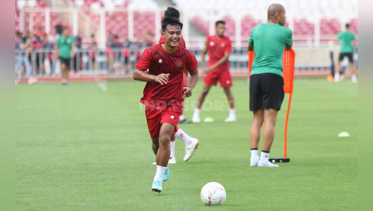 Bek kiri Timnas Indonesia, Pratama Arhan, dikabarkan mengalami cedera jelang laga perdana Piala AFF 2022 dan hal itu membuatnya disorot oleh media Vietnam. Copyright: © Herry Ibrahim/INDOSPORT