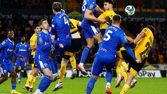 Pemain Gillingham FC, Elkan Baggott sedang berusaha berduel di udara melawan Wolverhampton Wanderers di Carabao Cup. Copyright: © REUTERS/Peter Nicholls